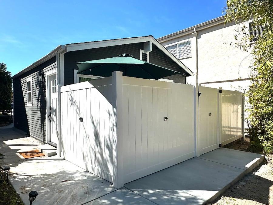 Fully enclosed private outdoor space