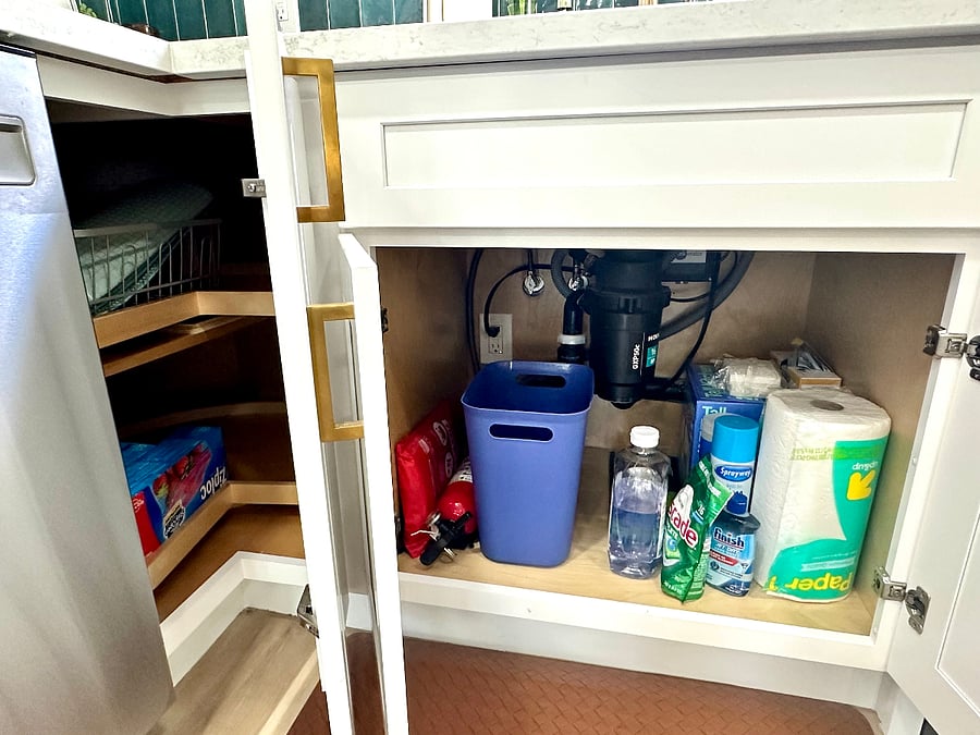 Fully stocked kitchen (under-sink contents may vary)