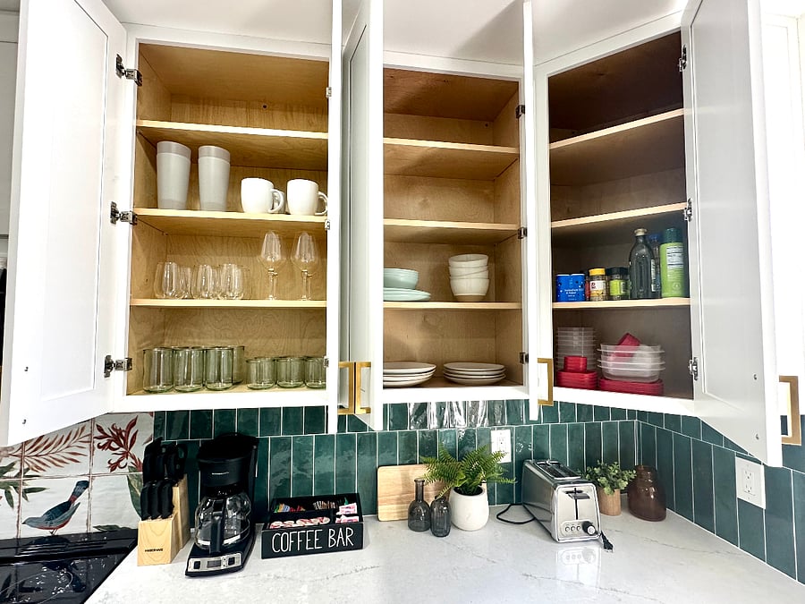 Fully stocked kitchen (pantry contents may vary)