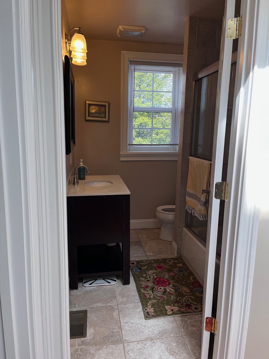 Upstairs second Full Bathroom.