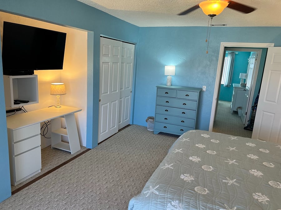 Desk in K bedroom