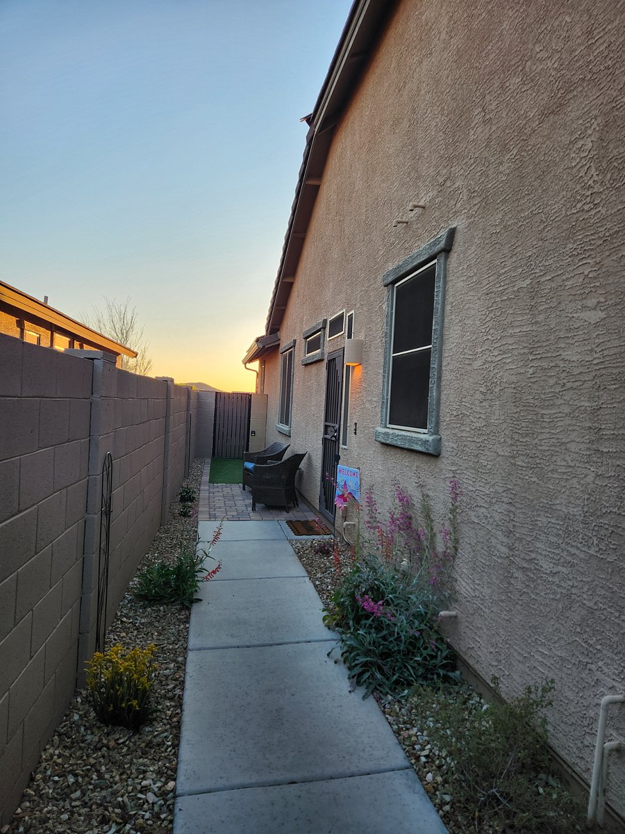 Private entrance with side yard
