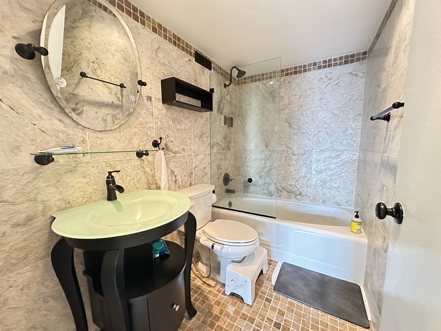 Common Bathroom / 2 Bedroom