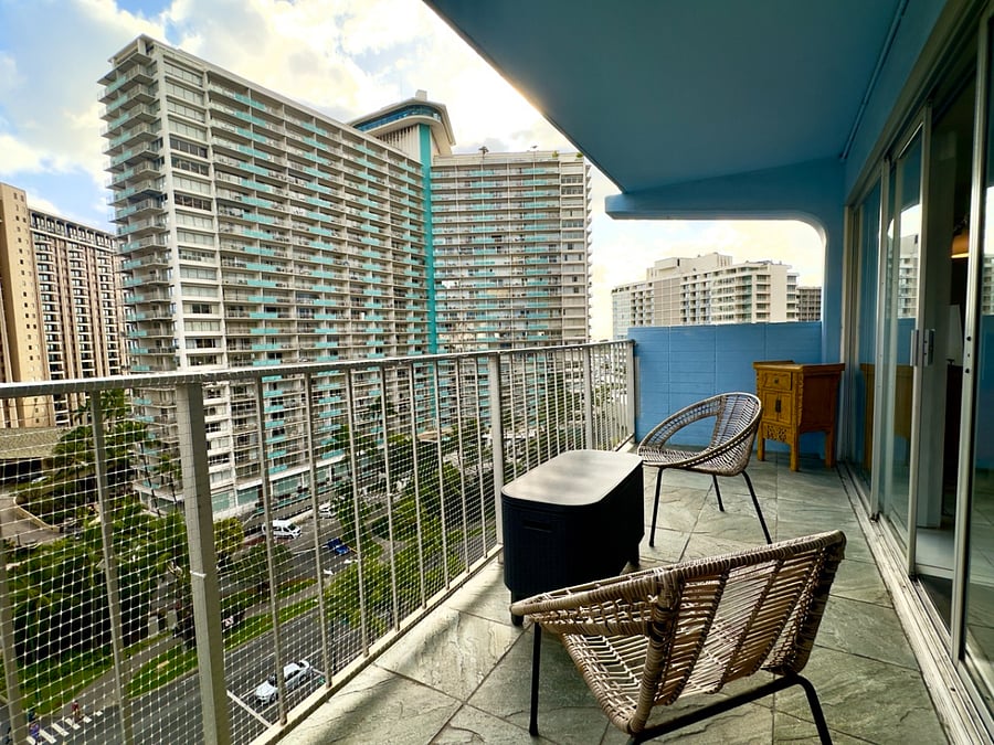 Second Lanai Facing Hilton and Ilikai