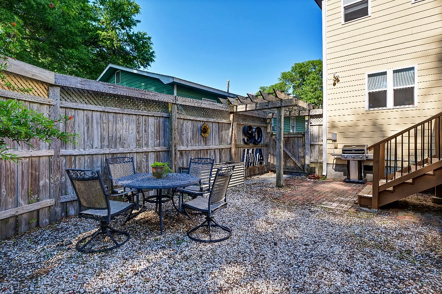 Patio w/fenced in yard