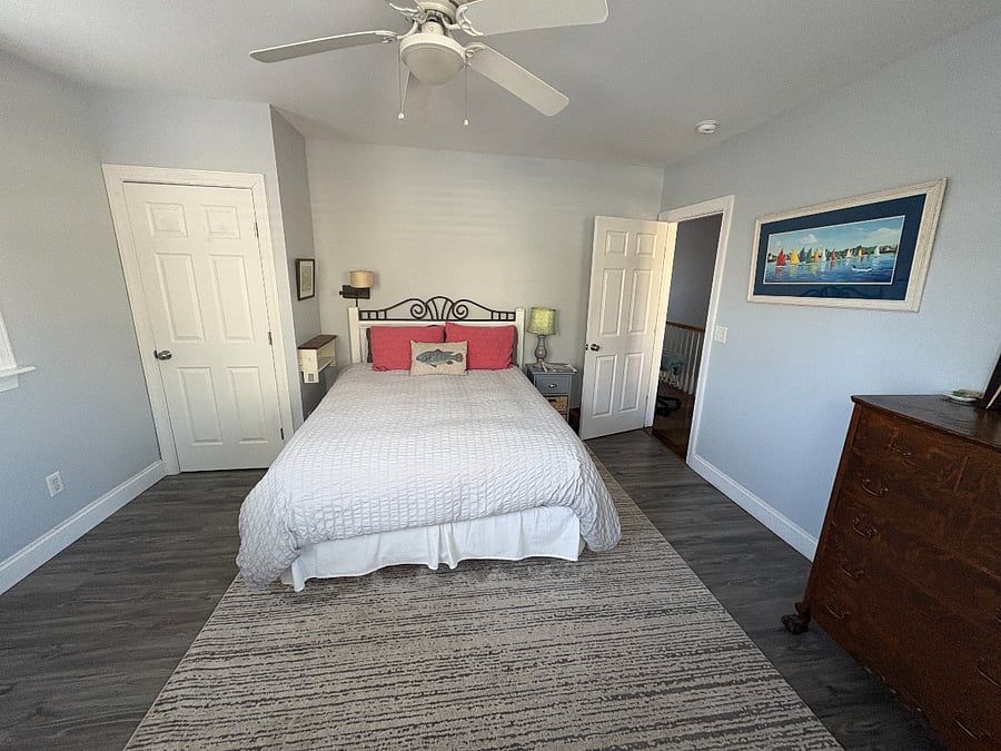 Front bedroom queen bed