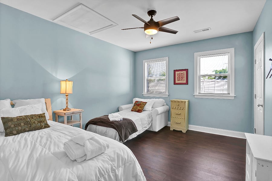 middle bedroom 2 single beds
