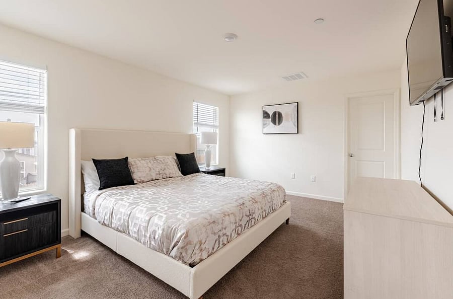 Master room with suite bathroom and walk-in closet