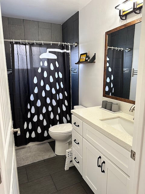 Downstairs full bathroom 
