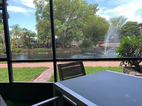 Outdoor dining on lanai