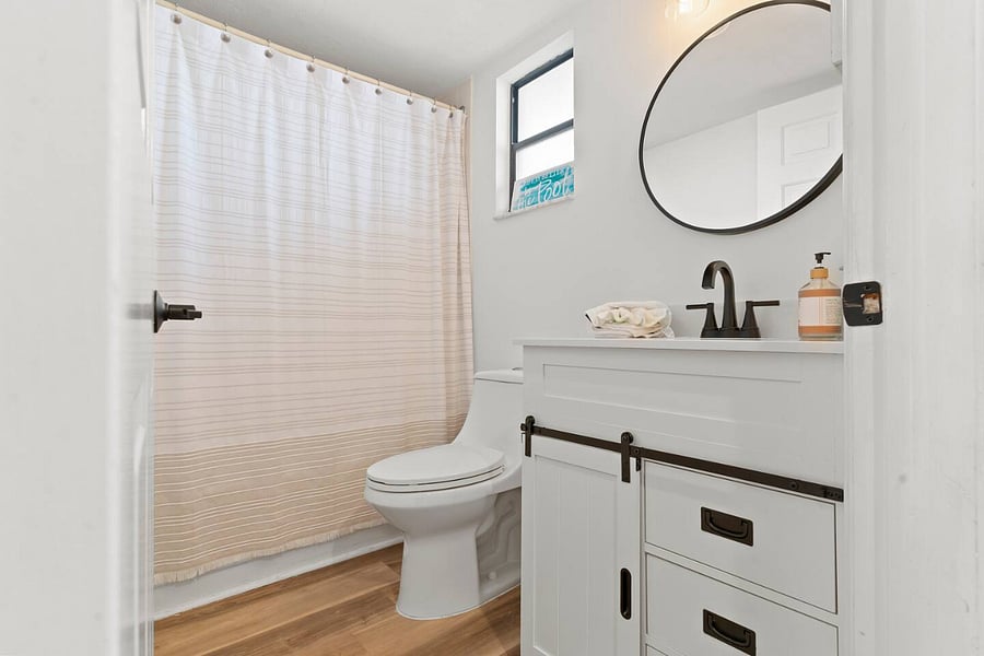 Full Bathroom 1 shower/bath tub combination
