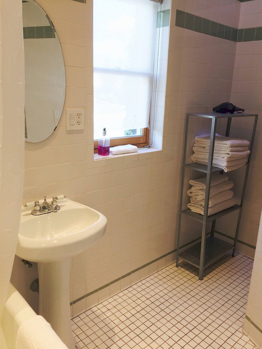 Bathroom 2 level 2