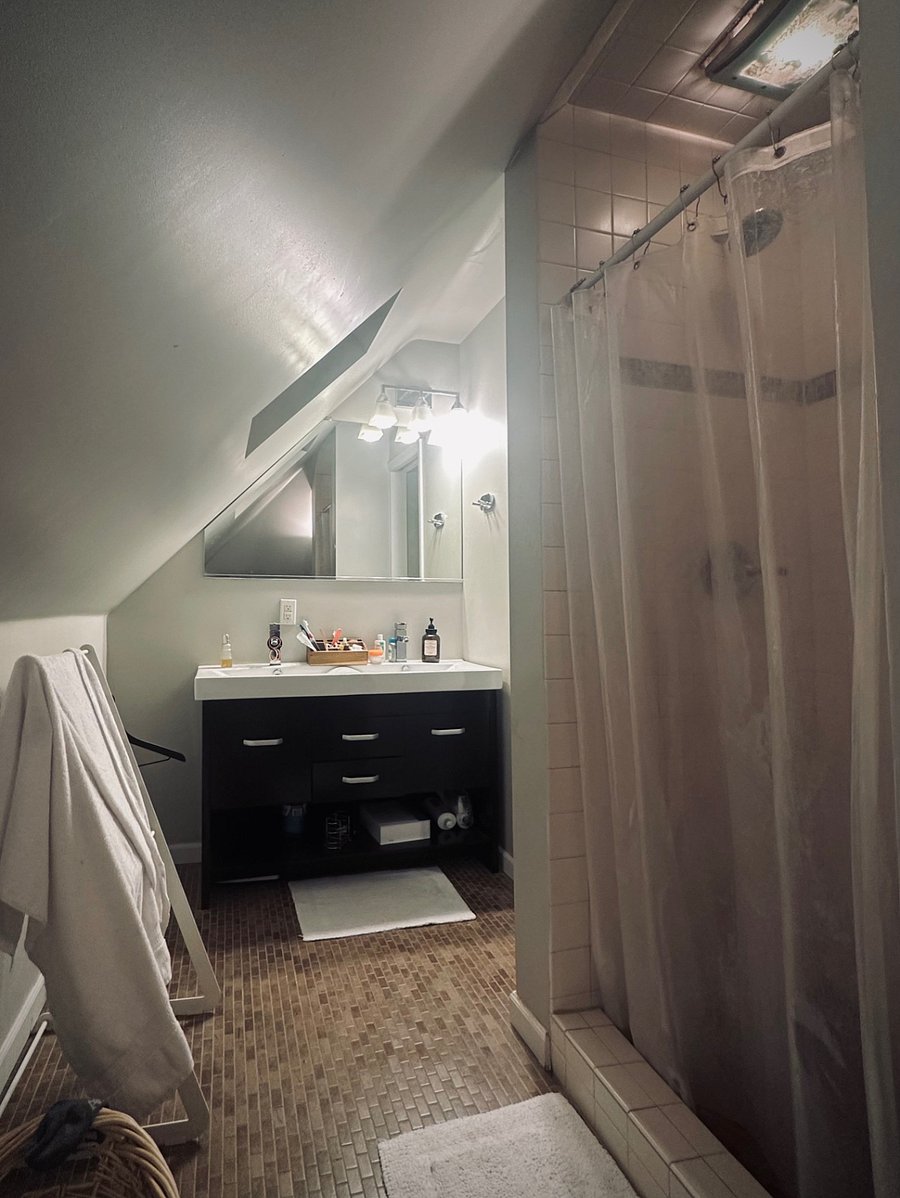 Upstairs 3/4 bath