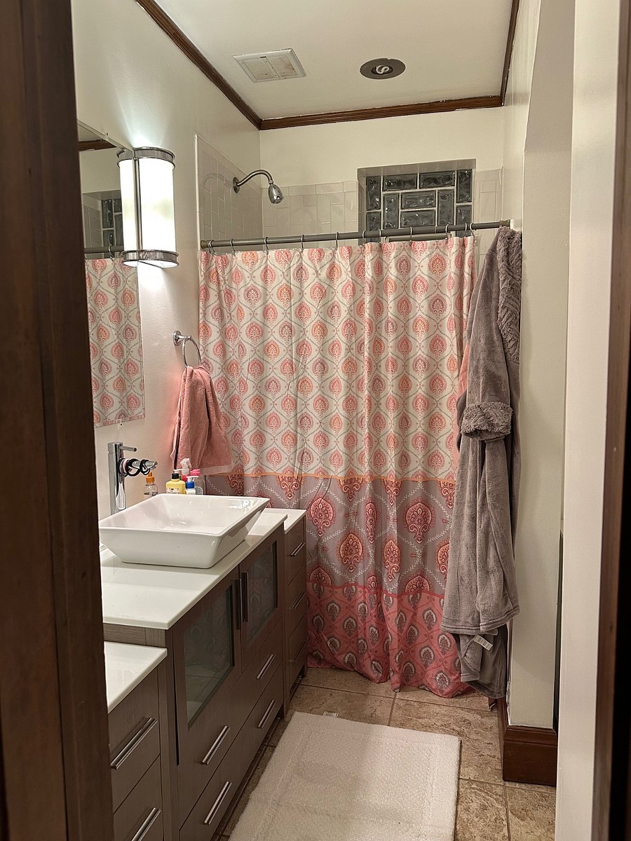 Main floor full bathroom