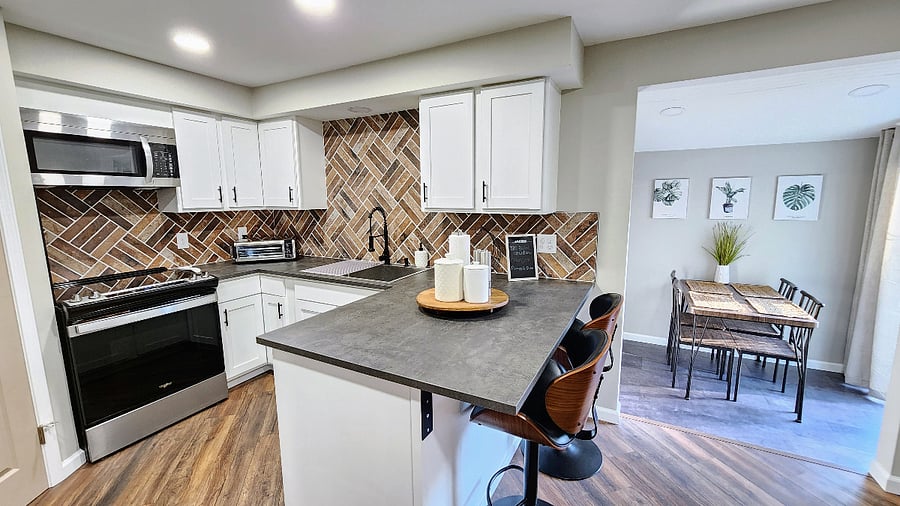 Eat-in kitchen