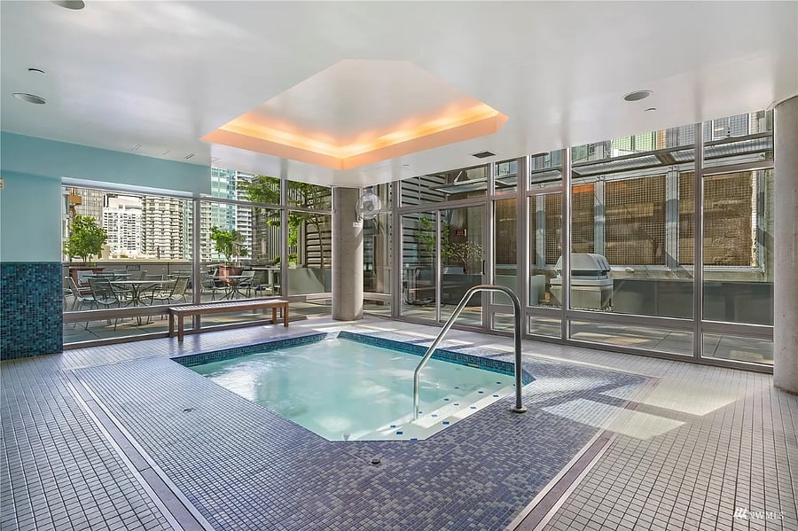 Jacuzzi, Wet Sauna, and Dry Sauna on the 6th Floor