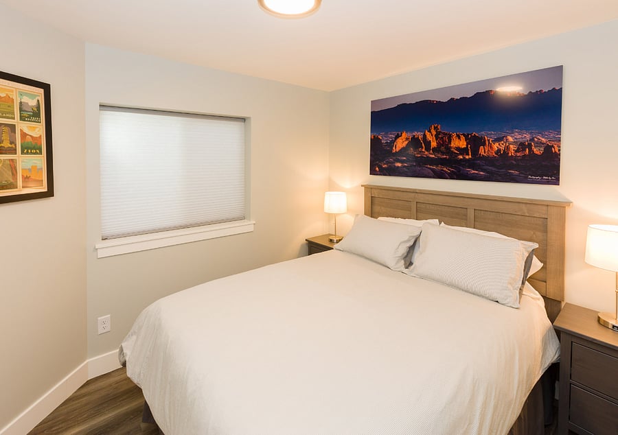 Bedroom 1- Queen bed