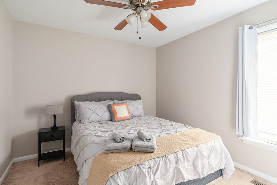 Third bedroom with full/queen bed 