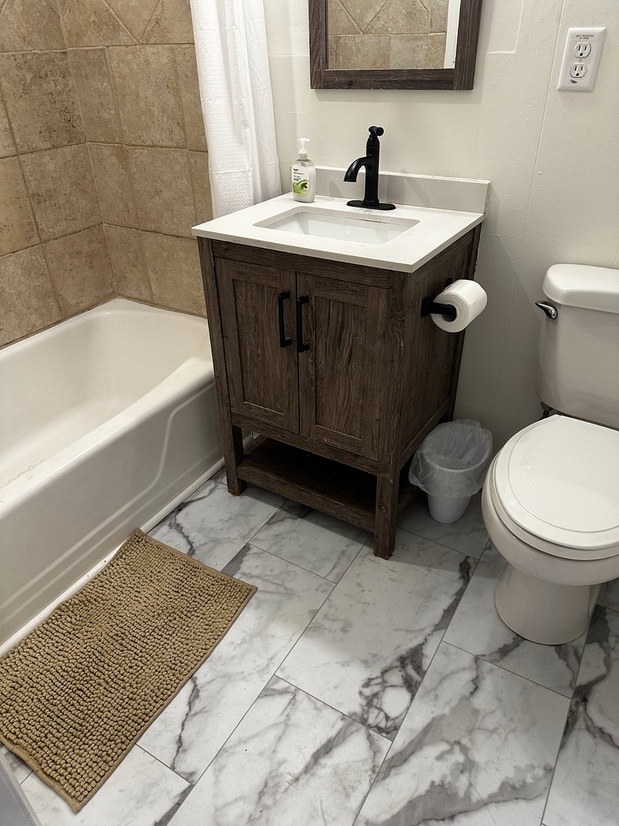 Private, hall bath for use only by secondary bedroom tenant.