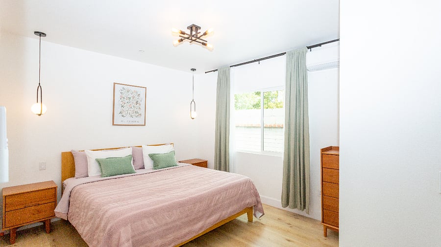 Master Bedroom - Green and Pink is the perfect combintion that brings Spring into your dream. 12 inch memory form in a King bed gives you a nice rest!