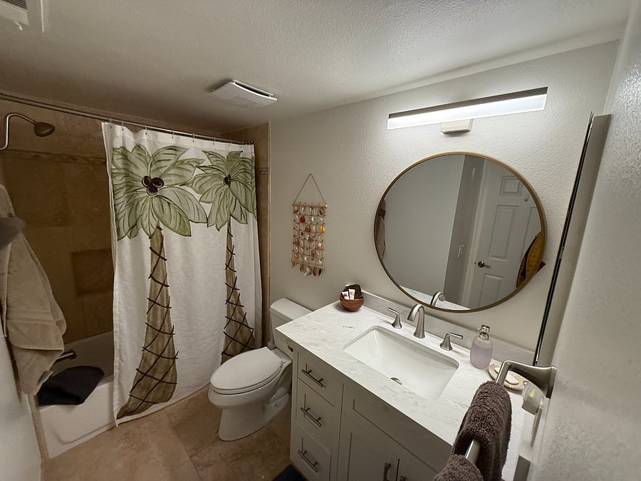 Guest bathroom with tub/shower