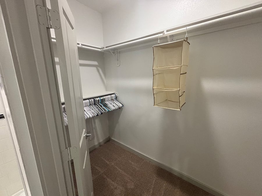 WALK IN CLOSET