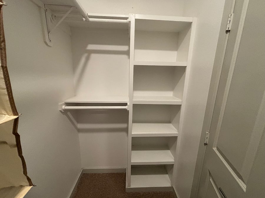 WALK IN CLOSET