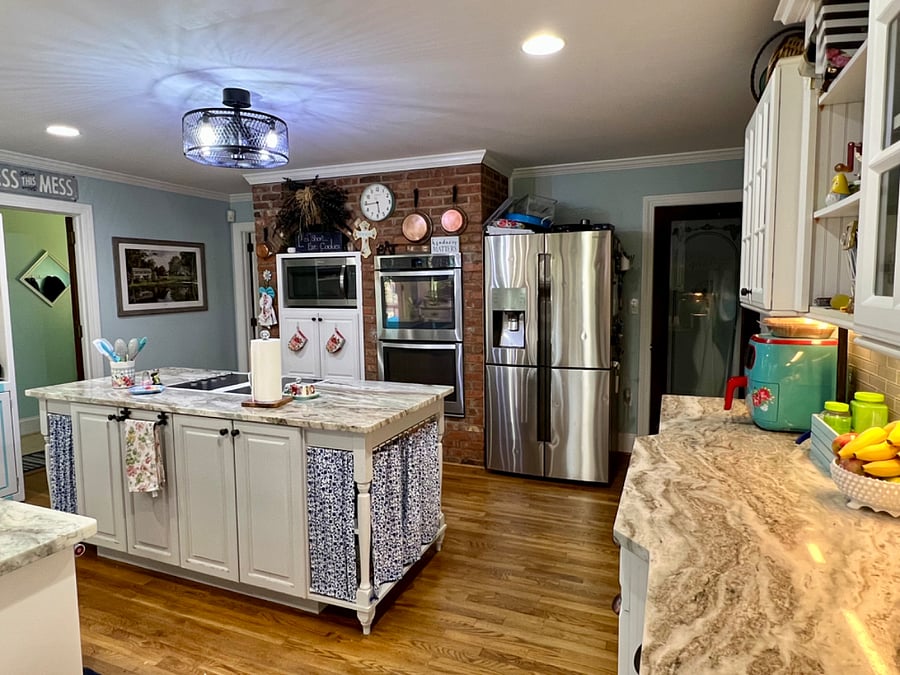 House kitchen (available for tenant use)