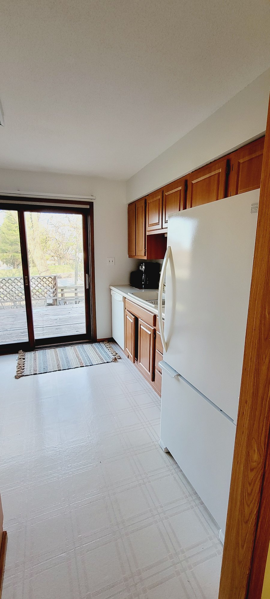 Kitchen: sink, full size refrigerator/freezer, coffee maker, toaster, microwave, stove/oven, dishes, cookware, silverware, other kitchen utensils