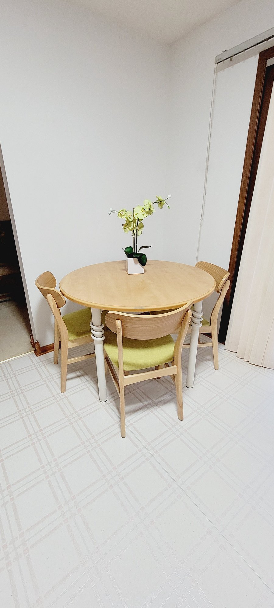 Kitchen nook/eat in table and chairs