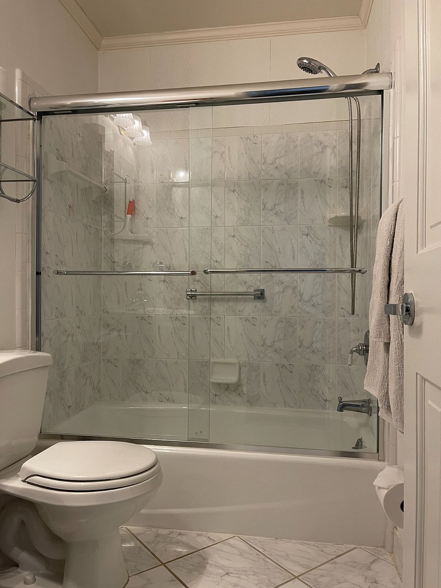 Marble-style shower with excellent water pressure and a calming atmosphere.