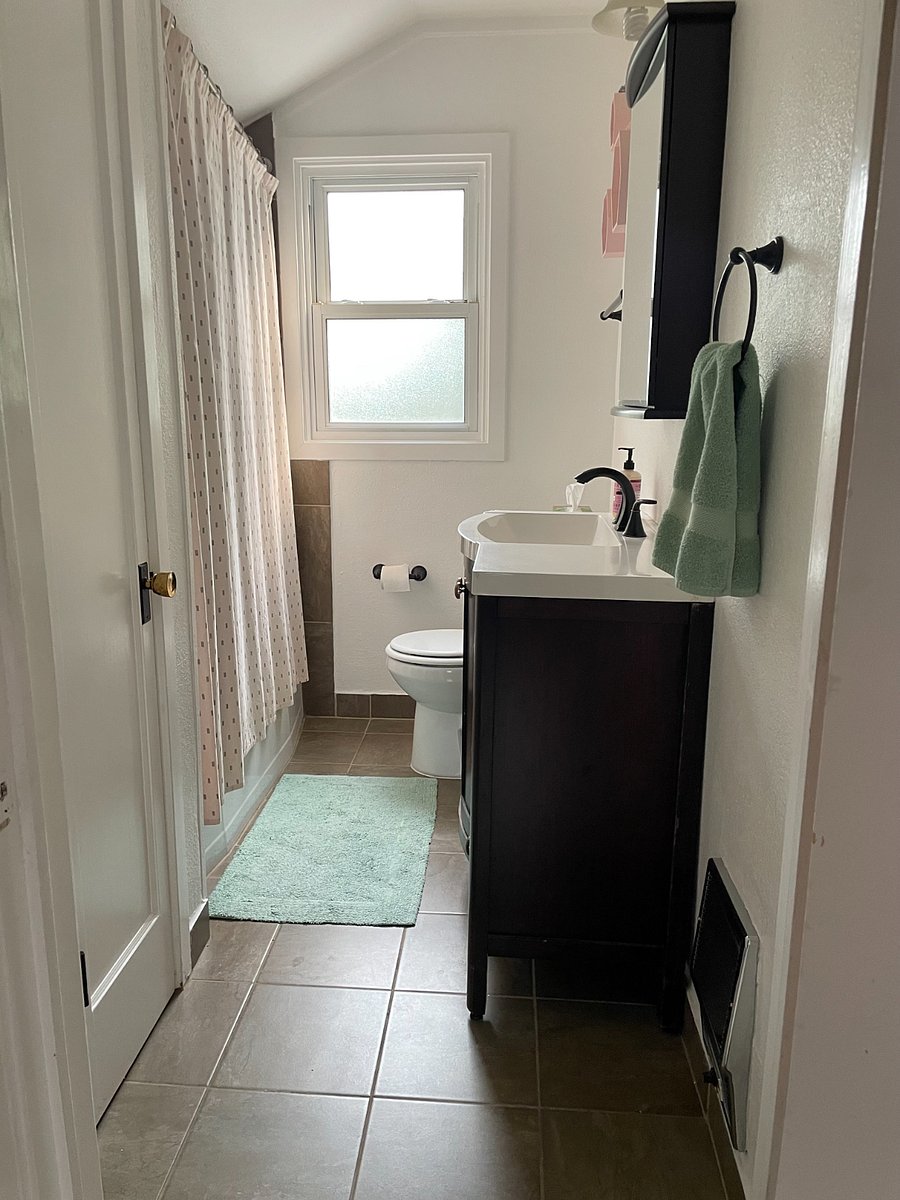 Upstairs full bath with rain showerhead