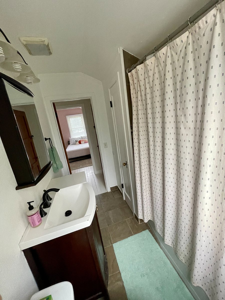 Upstairs full bath