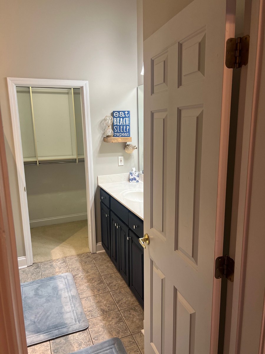 Private Bathroom attached to bedroom and walk in closet