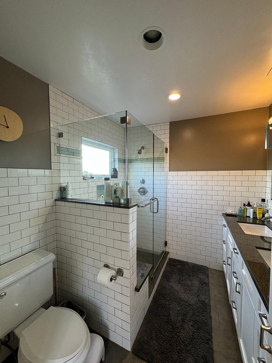 Main Bedroom Bathroom (upstairs)