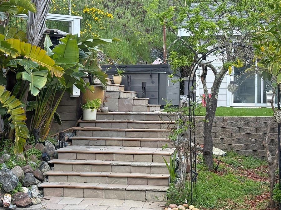 Stairs to outdoor spa - Under Wide Clear Sky near Chabot