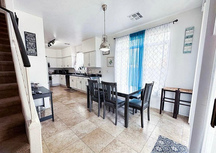 Full kitchen 1st floor
