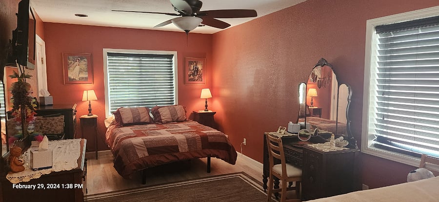 huge main bedroom, queen bed