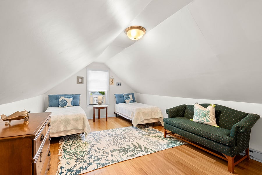 Bedroom with 2 twins.