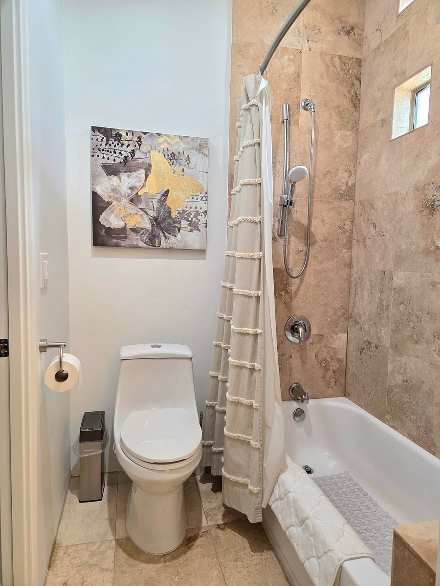 2nd Bathroom, Toilet and Tub/shower direct access from Bedroom 2 and 3
