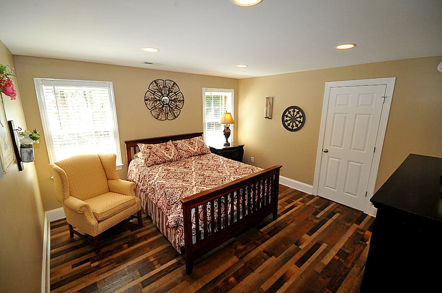 bedroom with queen size bed