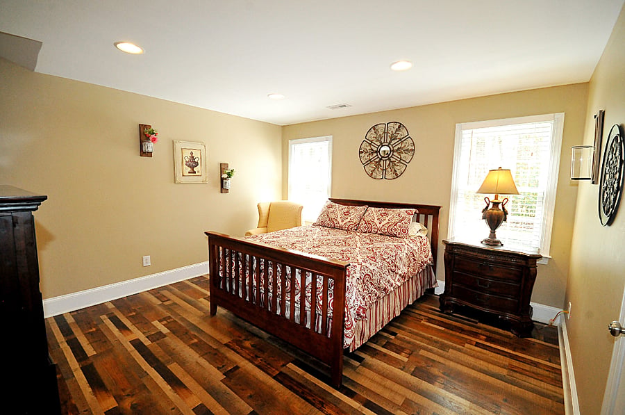 bedroom with queen size bed