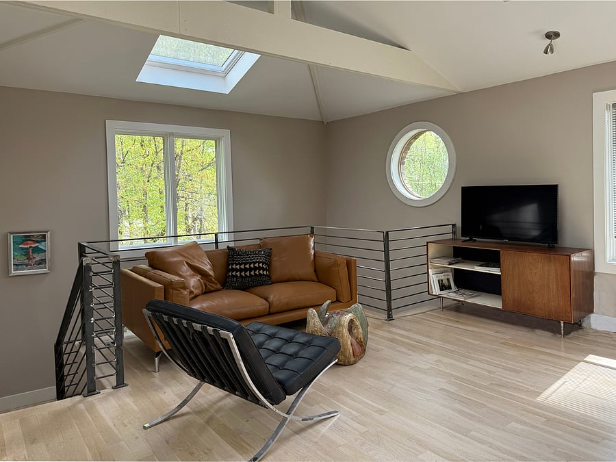 Living room/kitchenette area