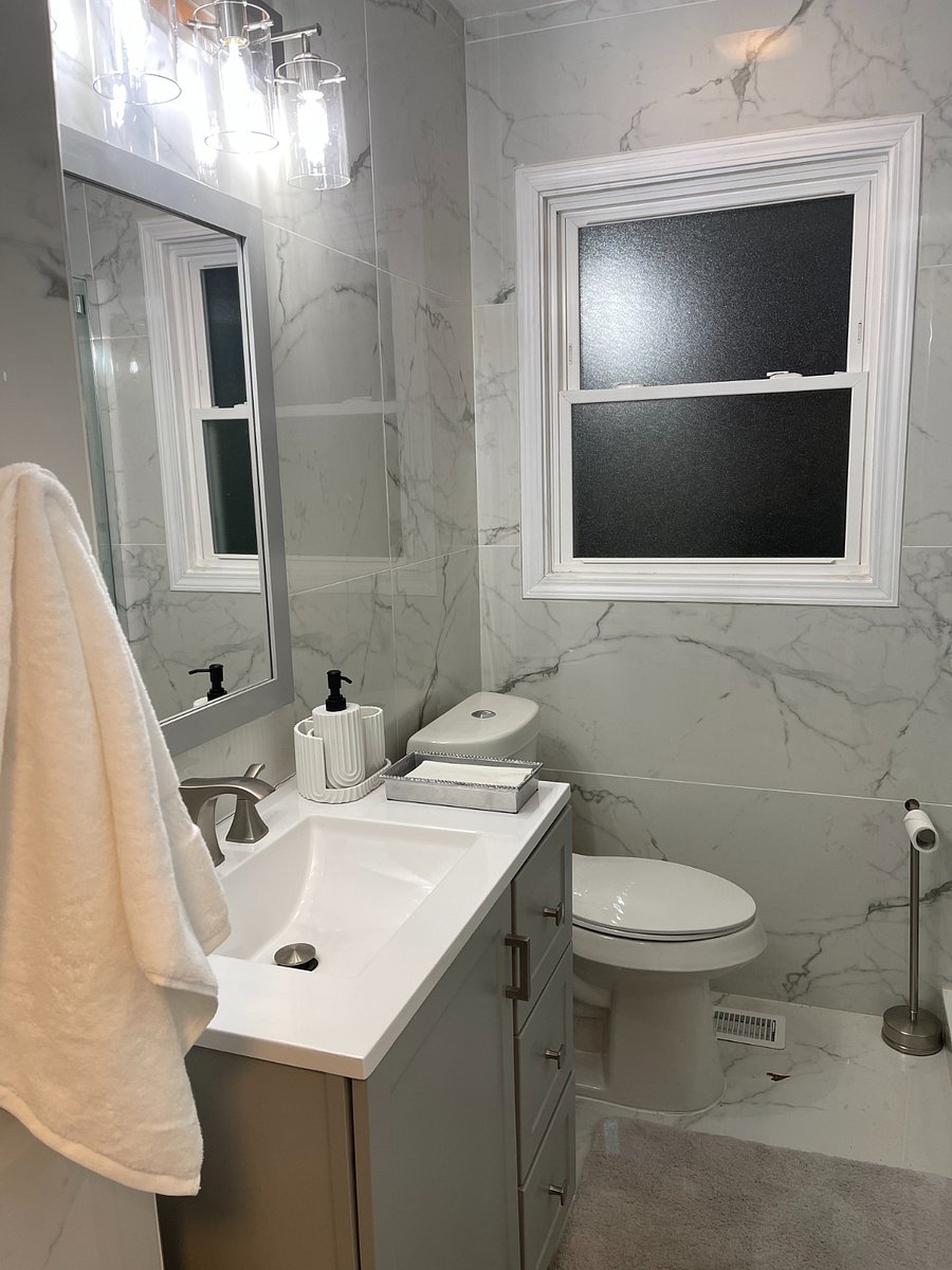 Full hall bath