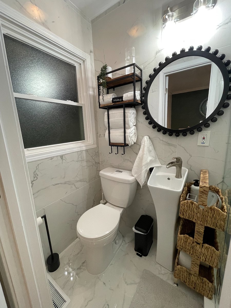 King bedroom ensuite bathroom