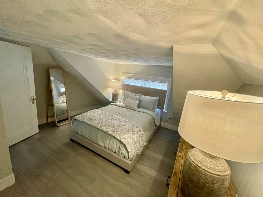 Cozy Queen Bed Rm #R1
