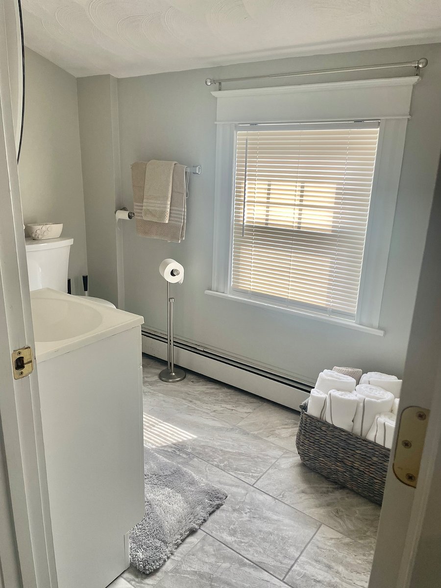 Cozy Newly renovated bathroom stand up shower. 