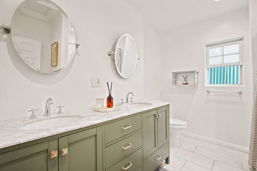 Front unit bathroom 1