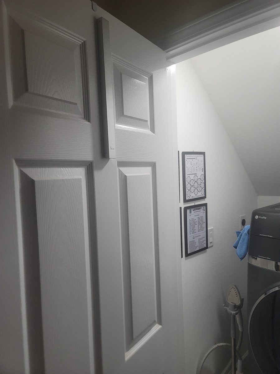 Laundry adjustable hanger hook close when not in use