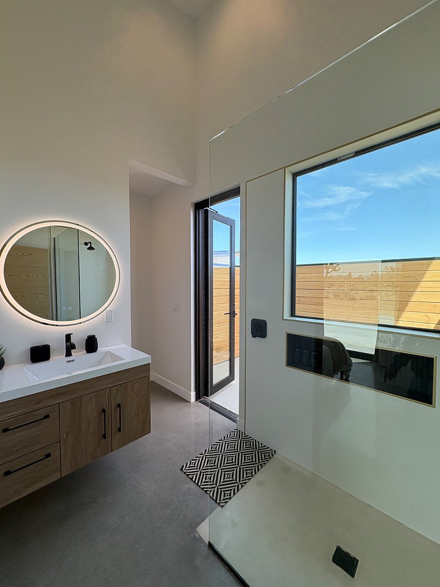 Bedroom 2 restroom